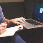 Prosta księgowość z ai: jak algorytmy ułatwiają pracę